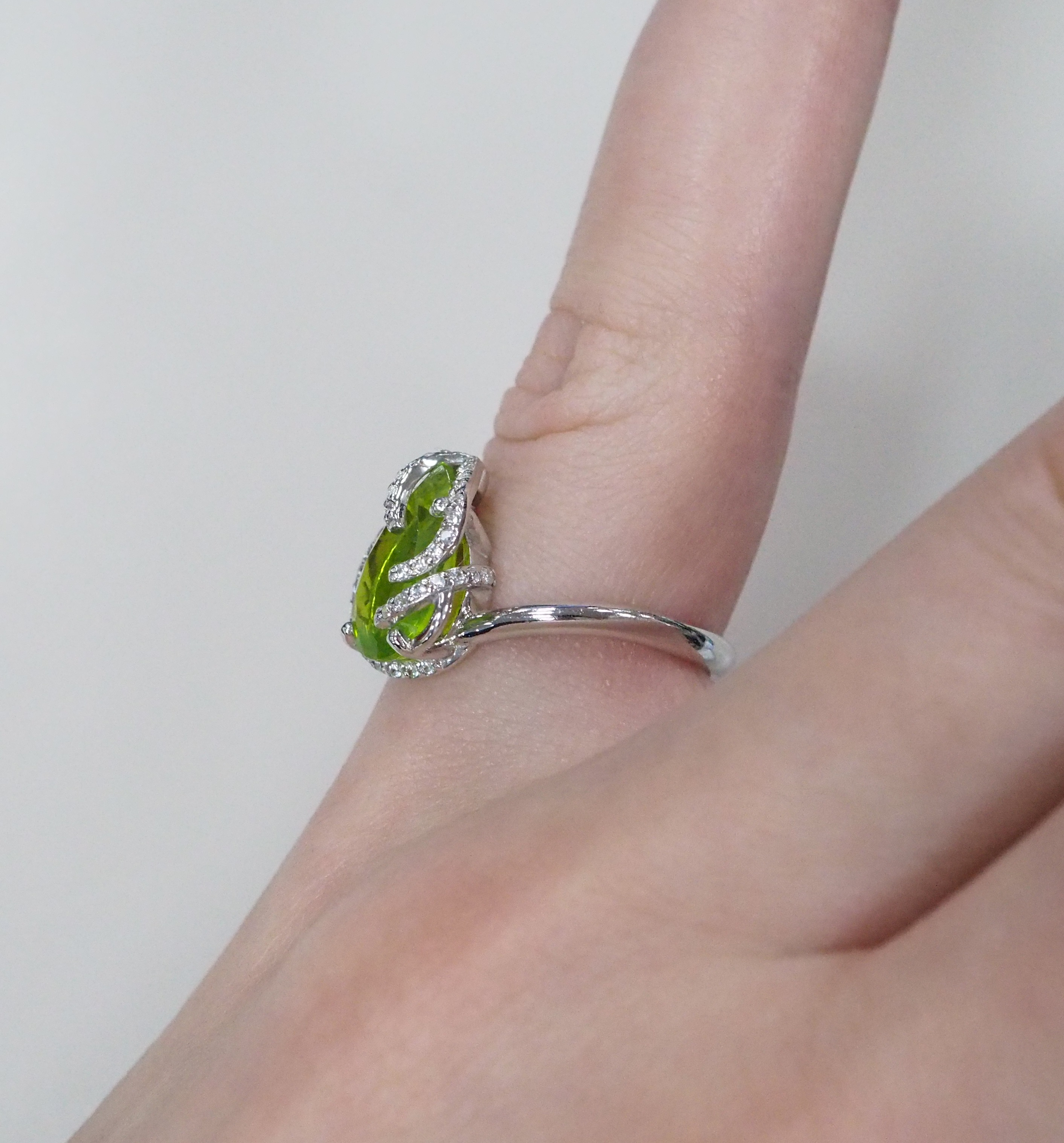 Серебряное кольцо 925 пробы; вставки 1 Пл. Кварц Перидот; 41 Фианит бесцв.;